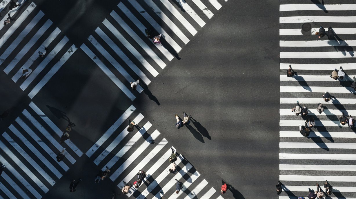 Passages piétons vus du ciel. © Photo de Ryoji Iwata sur Unsplash