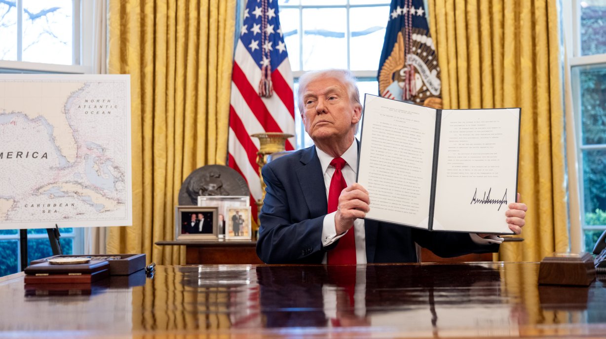 Donald Trump annonce de nouveau droit de douanes depuis le Bureau ovale, le 26 mars 2025 © Maison Blanche, Gouvernement des États-Unis.