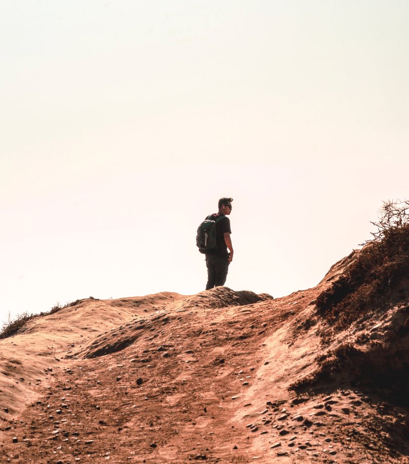 Homme seul sur une dune