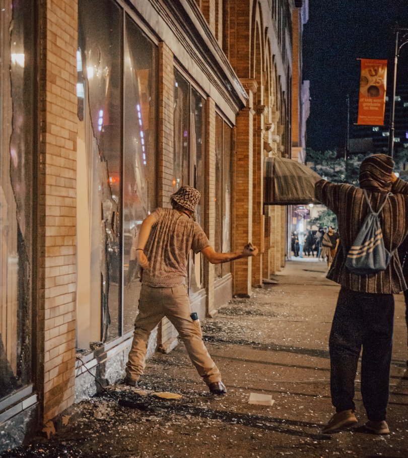 Deux hommes brisant une vitrine