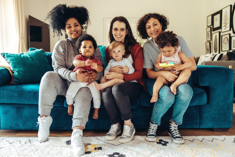 Photo d'un trio de mère tenant chacun un enfant dans les bras