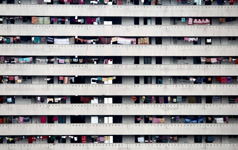 photographie d'un immeuble dont les fenêtres et les balcons ont l'apparence d'une règle graduée