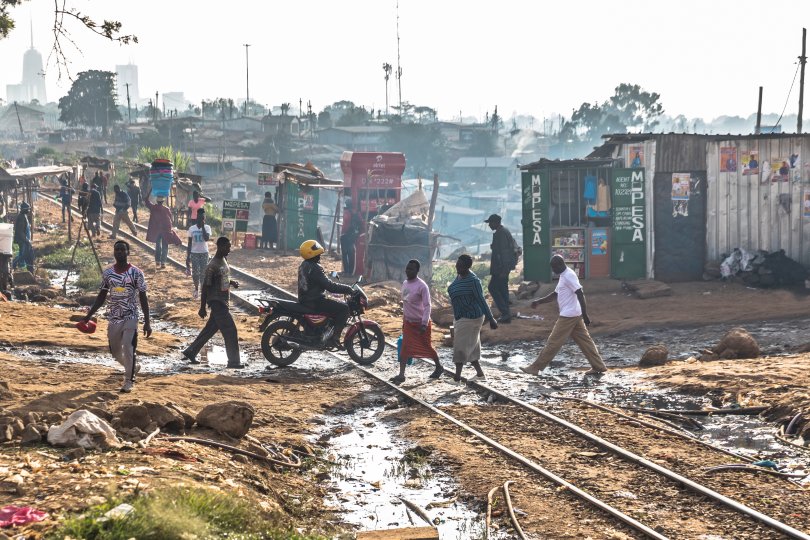 Kiosques M-pesa le long de la voie ferrée dans le bidonville de Kibera, Nairobi, Kenya 