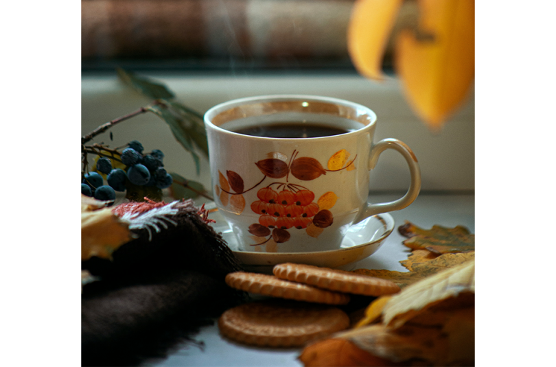 tasse de café fumante devant une fenêtre
