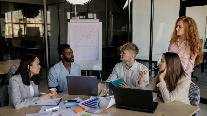 Des jeunes cadres en tenues chic décontractées en pleine réunion.