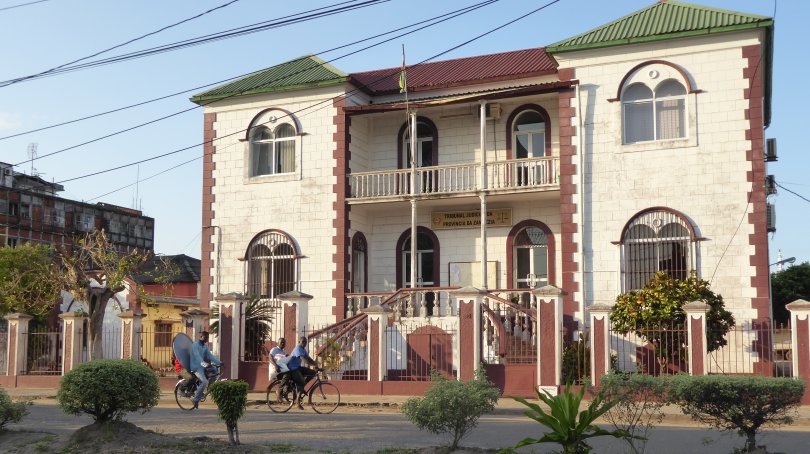 Le tribunal judiciaire provincial de Zambézie, à Quélimane, au Mozambique, en 2017. Sa juridiction comptait plus de cinq millions d’habitants la même année. © Cornelius Kibelka via Wikimedia Commons  