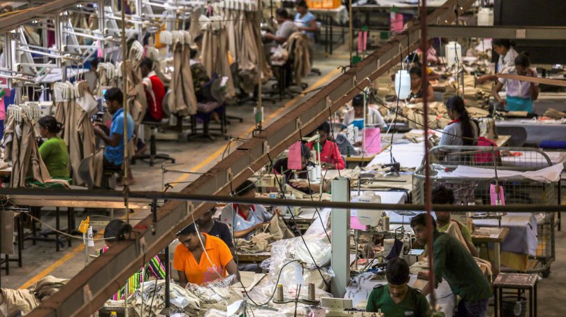 Une ligne de production à Weliveriya, au Sri Lanka. © Asian Develoment Bank via Flickr (2014)