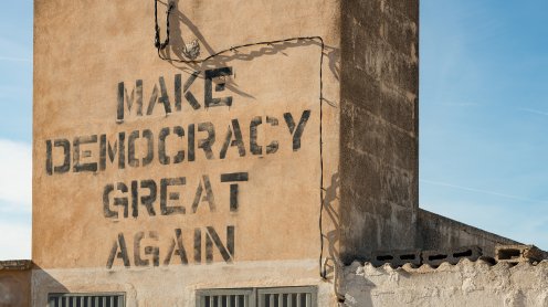 "Make Democracy Great Again" inscrit sur une façade. Photo par Andreas Gruhl / stock.adobe.com