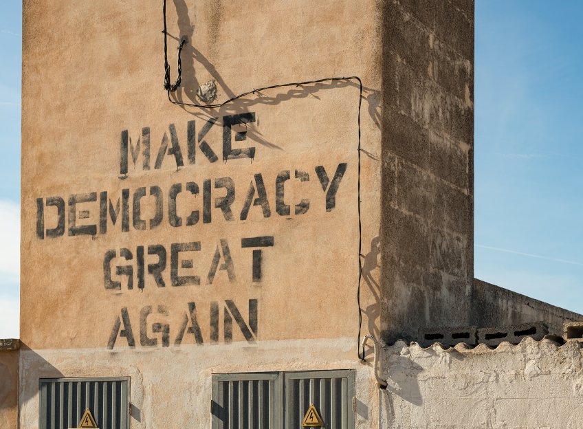 “Make Democracy Great Again” written on a building. Photo by Andreas Gruhl / stock.adobe.com
