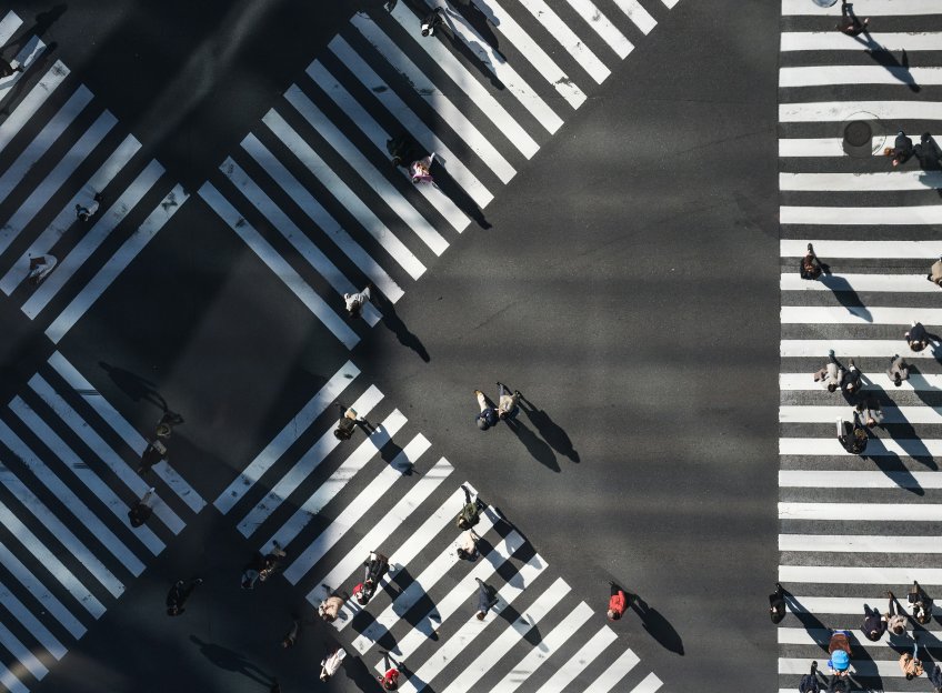 Pedestrian crossings from the sky © Photo by Ryoji Iwata on Unsplash
