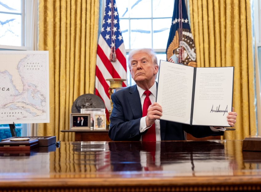 Donald Trump annonce de nouveau droit de douanes depuis le Bureau ovale, le 26 mars 2025 © Maison Blanche, Gouvernement des États-Unis.