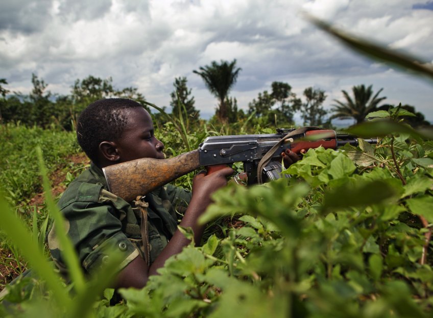 Une combattante dans un groupe rebelle, 2013, région du Nord-Kivu, République démocratique du Congo ©Francesca Tosarelli / Matchbox Media Collective, CC BY-NC-SA 2.0 